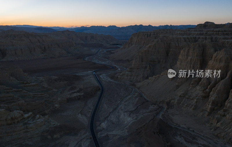 航拍夜幕下西藏阿里札达土林中的公路