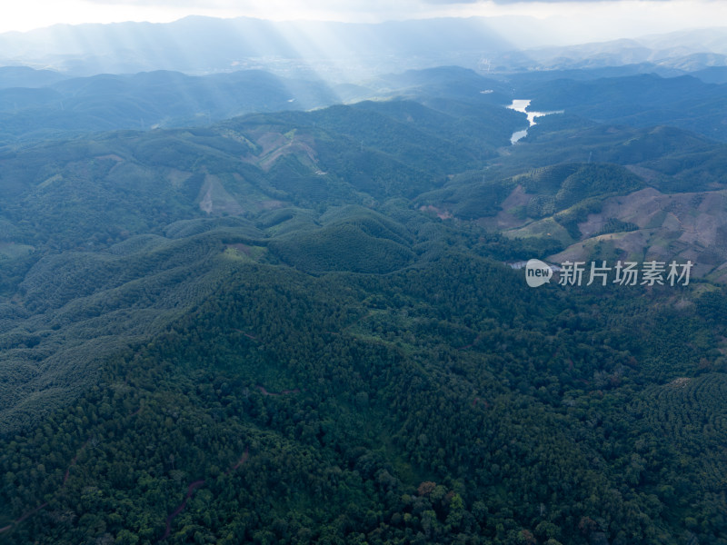 山脉景观与光束效果的高空摄影