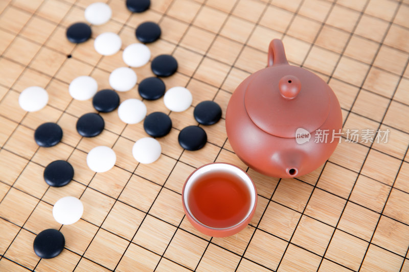 棋盘上的围棋和喝茶的茶具