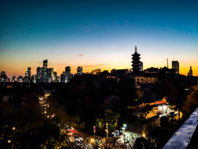 鸡鸣寺暮色下的城市夜景与古建筑相映成趣