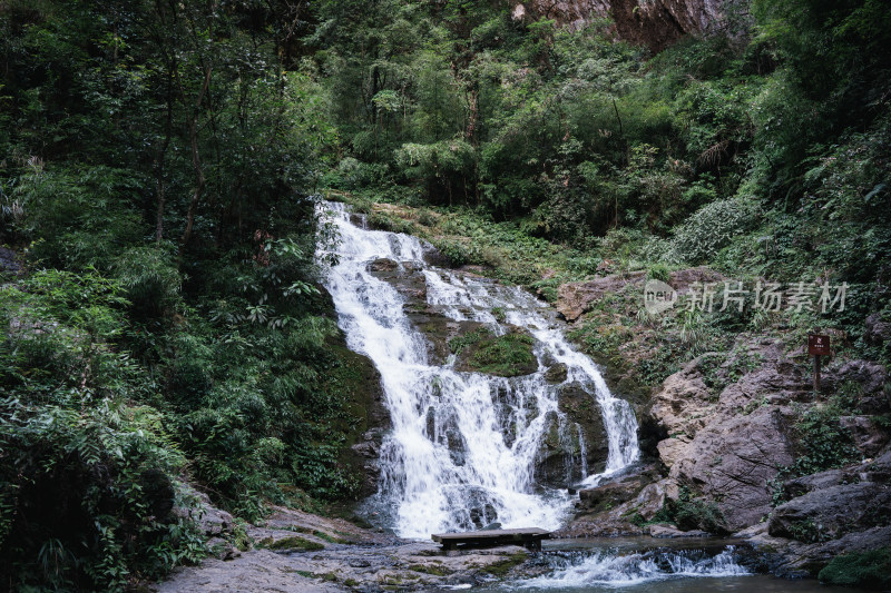 重庆黑山谷的瀑布水流景观