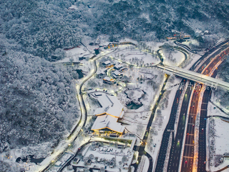 岳麓山西大门雪景