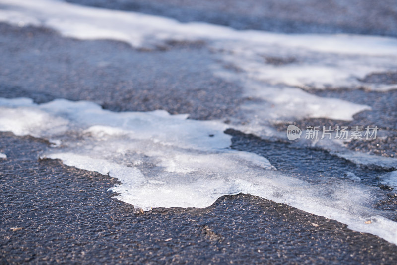 公路上马上融化的雪