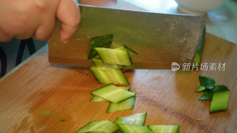 刷洗黄瓜切黄瓜片做饭