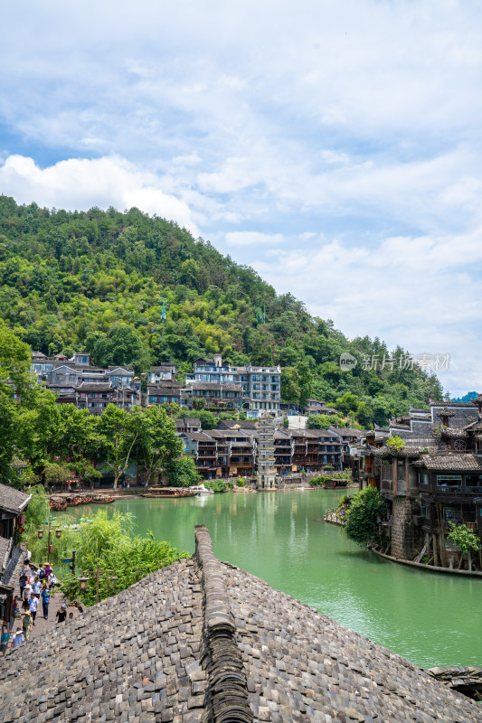 凤凰古城河畔苗族建筑与青山