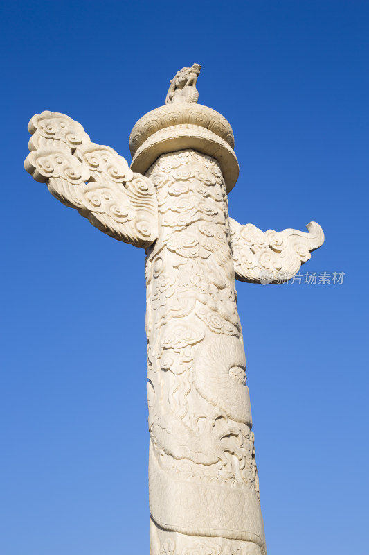 中国北京天安门前的华表在蓝天下