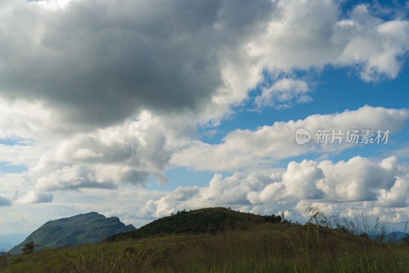 山顶的天空和风景