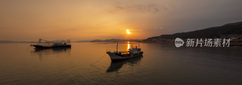 海上渔船海岛剪影滩涂日落晚霞