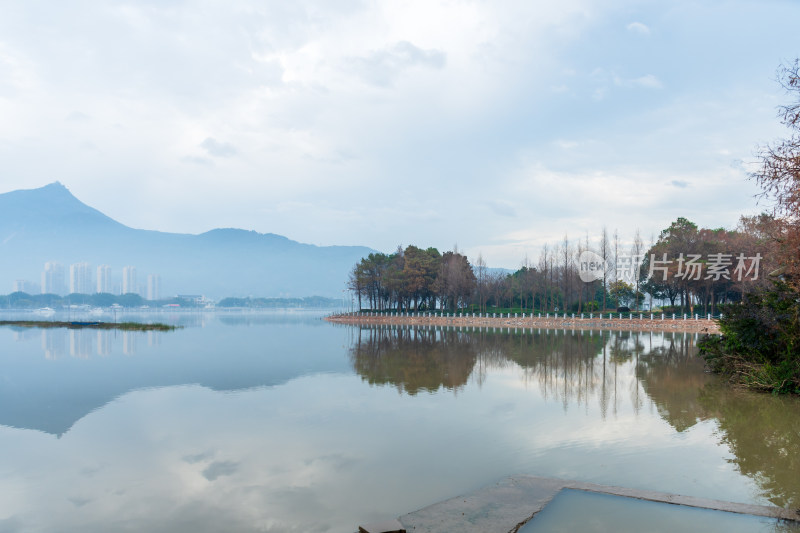 湖边山水倒影自然风光