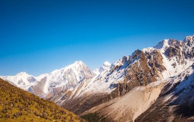 新疆天山山脉宏伟雪山风景