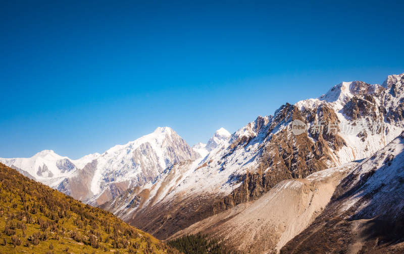 新疆天山山脉宏伟雪山风景