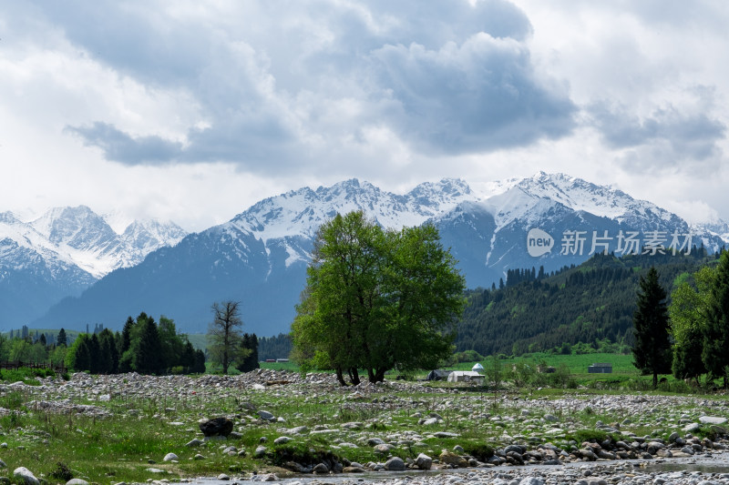 新疆恰西雪山下的游牧部落