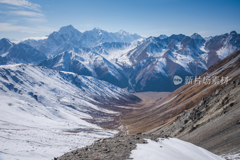 新疆雪山山脉自然风景