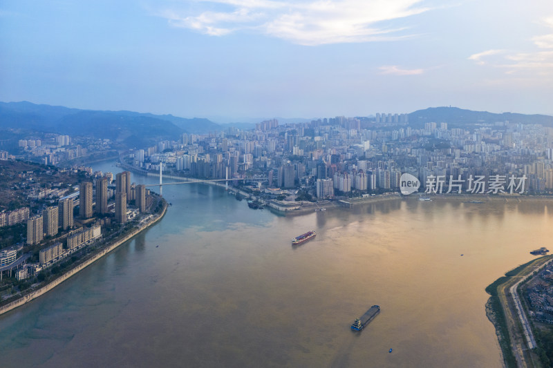 重庆涪陵城市全景与河流交汇的壮丽景观