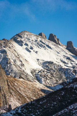 雪山山景蓝天白云竖图