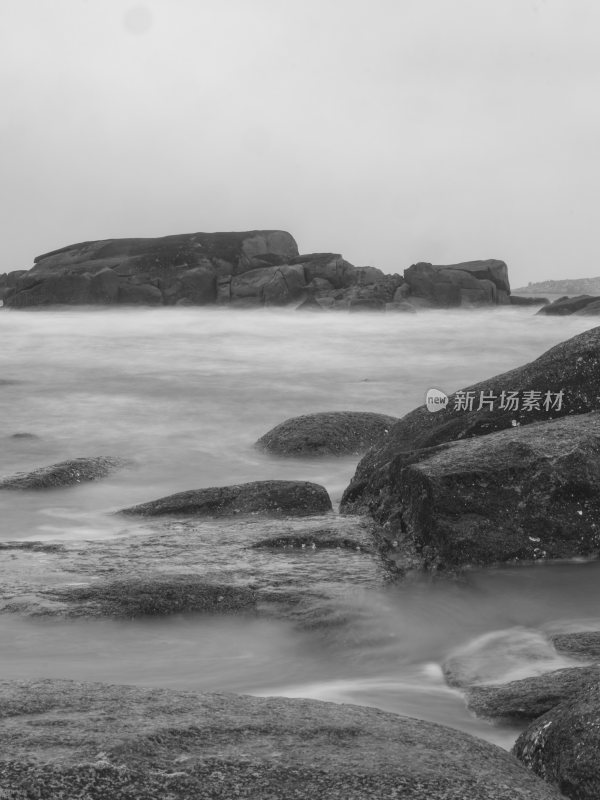 福建平潭岛海边礁石与海浪景象