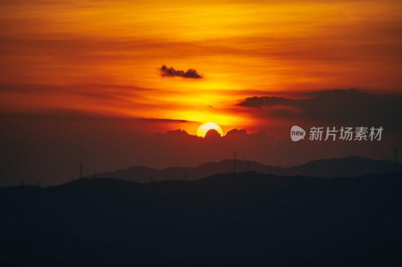 黄昏时分太阳完全落下群山后的天空场景