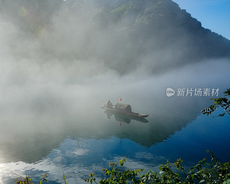 雾漫小东江中的渔船