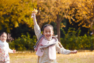 两个可爱的小女孩在户外玩耍