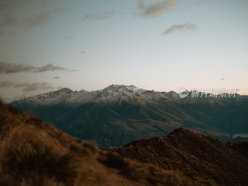 新西兰Roys Peak 日出时刻的罗伊峰山顶