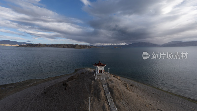 湖畔小亭自然风光全景