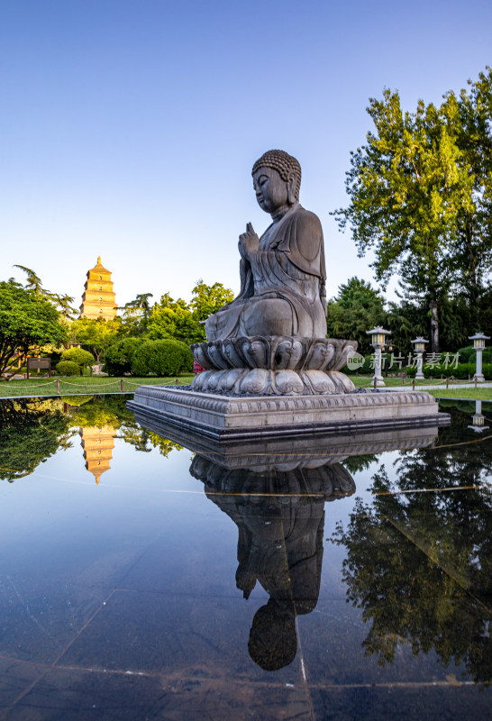 西安大雁塔大慈恩寺遗址公园释迦牟尼像景观