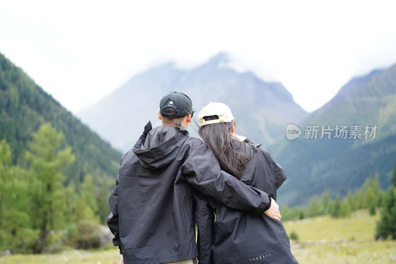 四姑娘雪山旅游的人