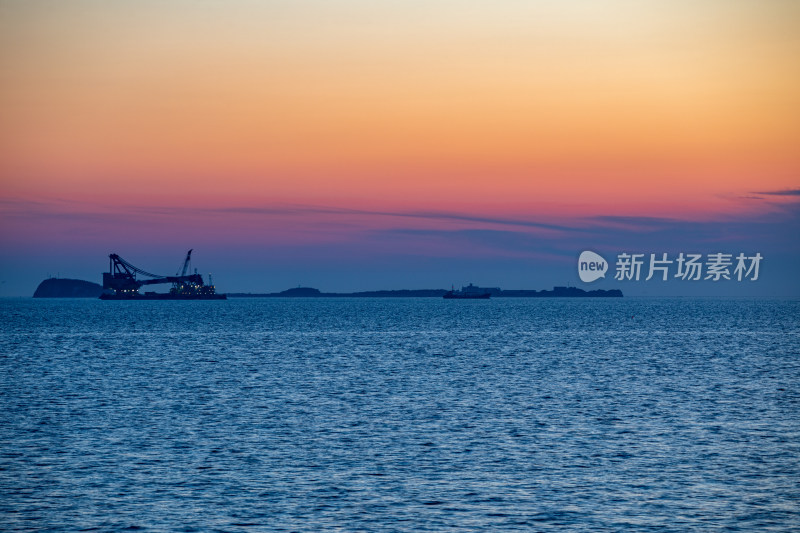 山东烟台东山栈桥海上日出前的朝霞景观