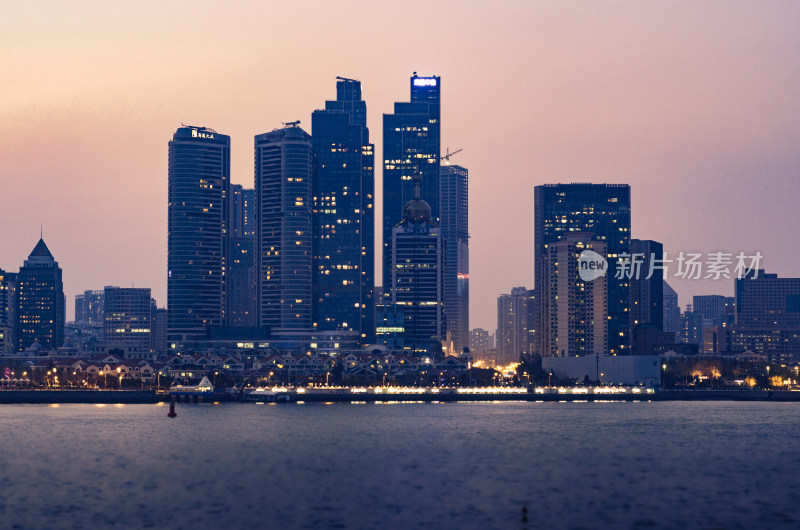 中国青岛市中心，对面五四广场夜景