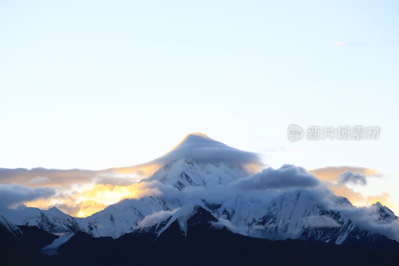 雪山云海日出景观