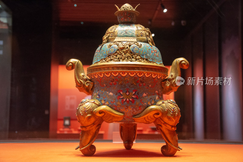 清掐丝珐琅象耳三足香炉