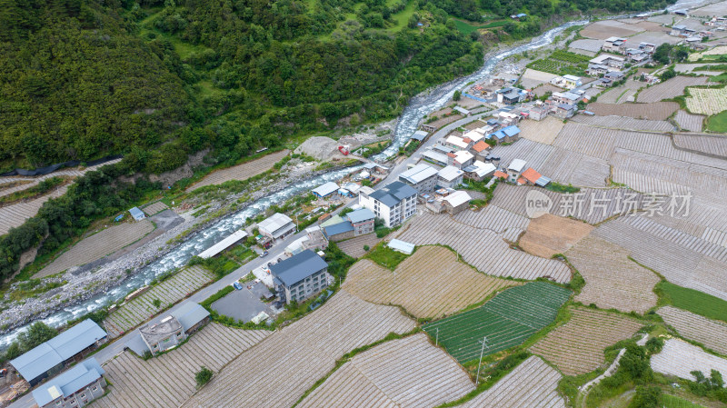 川西阿坝理小路自驾途中的理县朴头镇罗沟村