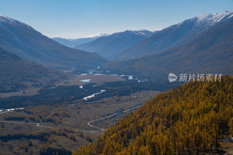 新疆北疆阿勒泰秋日雪山