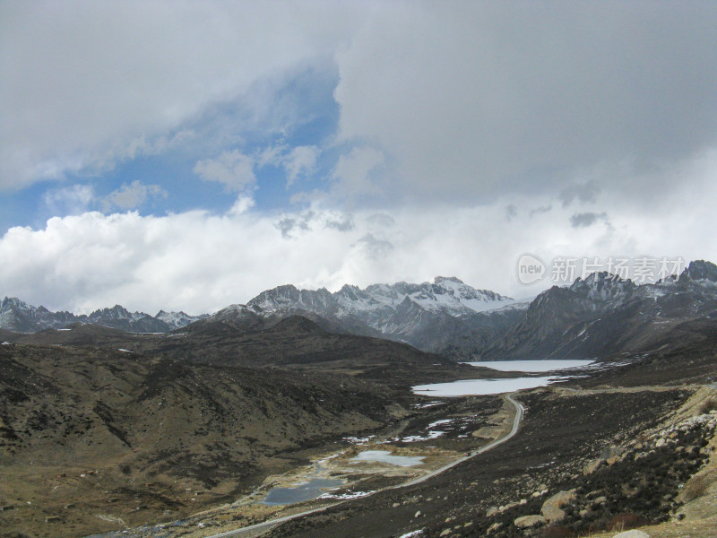 318川藏公路边的海子山与积雪湖泊
