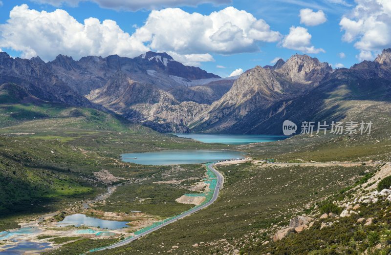 川藏线上姊妹湖风景