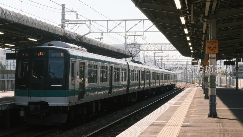 行驶中的高铁列车