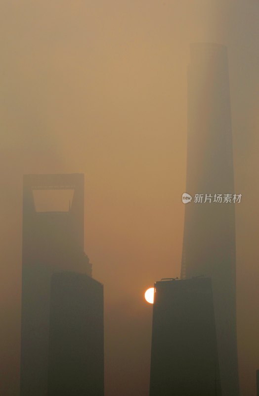 上海外滩外白渡桥陆家嘴城市雾色日出