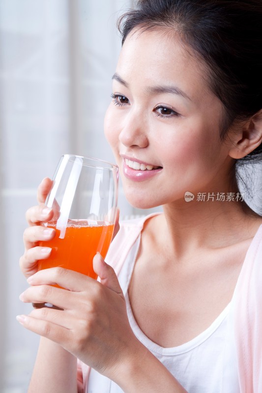 年轻女人喝果汁