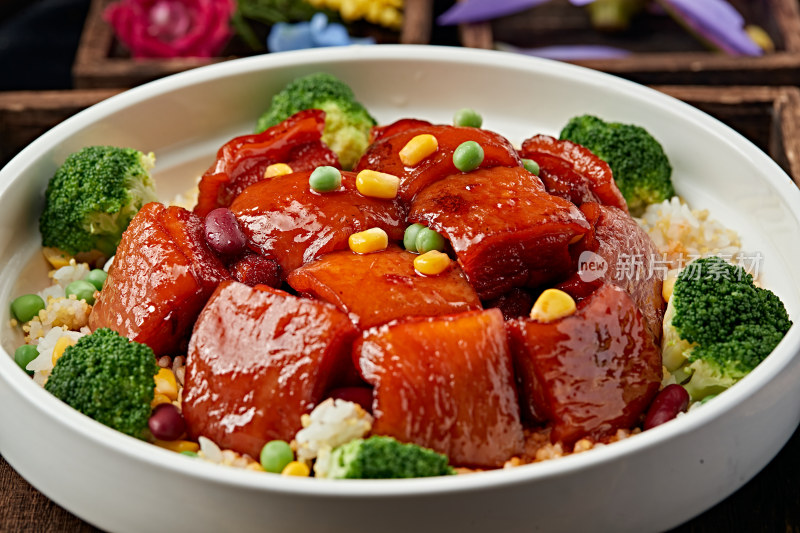 红烧五花猪肉配杂粮米饭