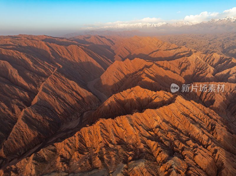 新疆南疆阿克苏温宿大峡谷天山托木尔峰航拍