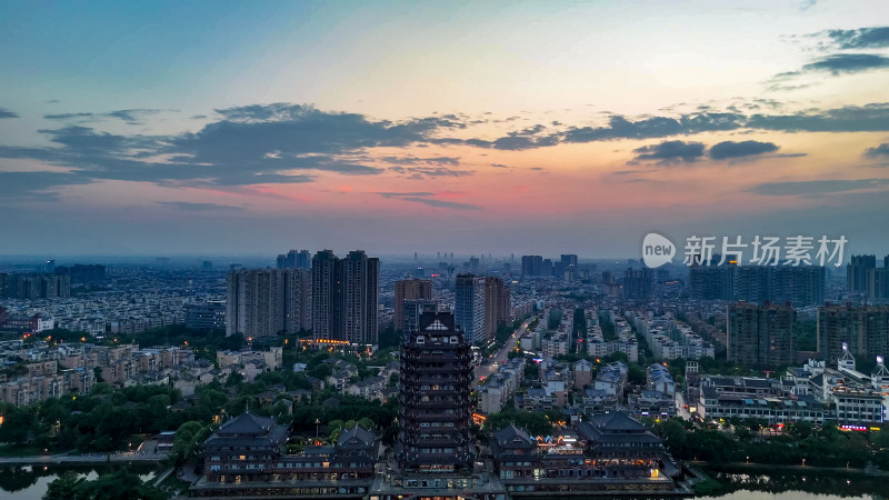 夕阳下的眉山城市风光航拍图