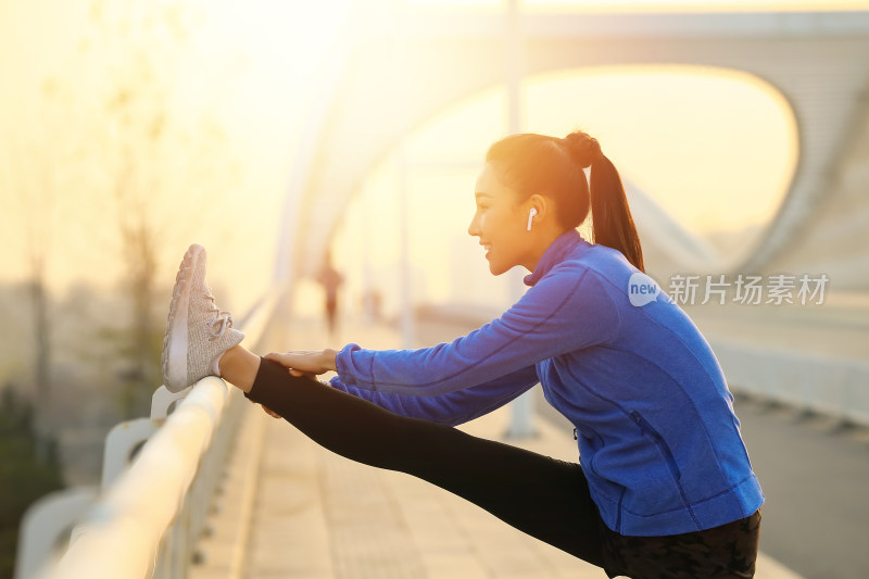 青年女人户外健身