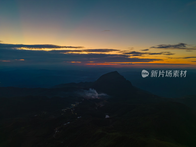 航拍日落时的壮观天空景色