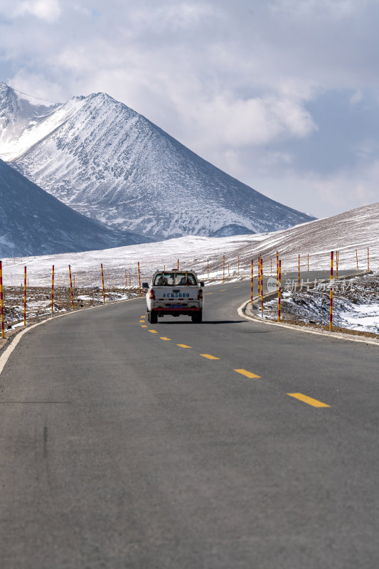 西藏山南雪山公路高原上的蜿蜒之路