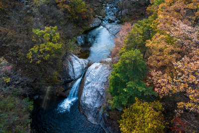 白云山秋景溪流