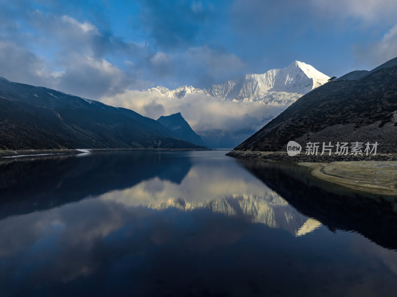 西藏山南洛扎秘境库拉岗日白马林措航拍