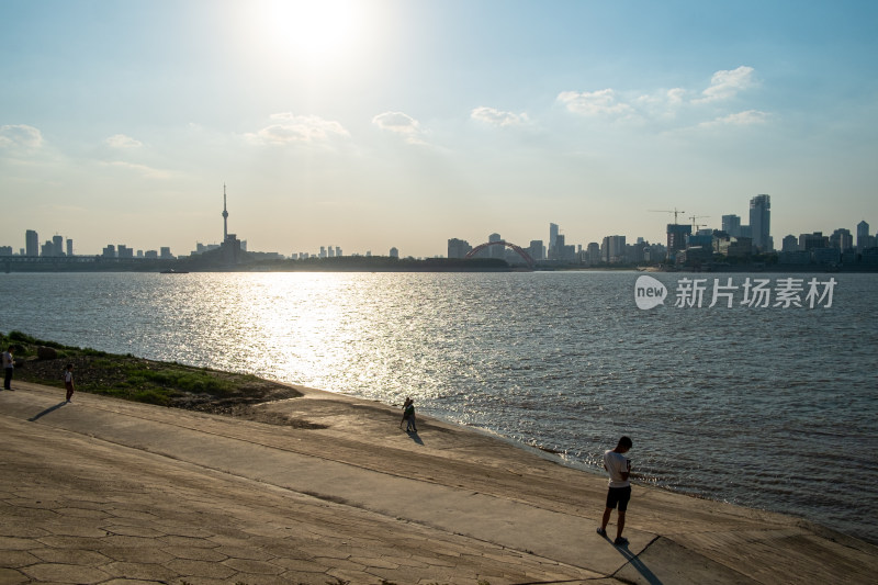 江边城市风光及岸边行人景象