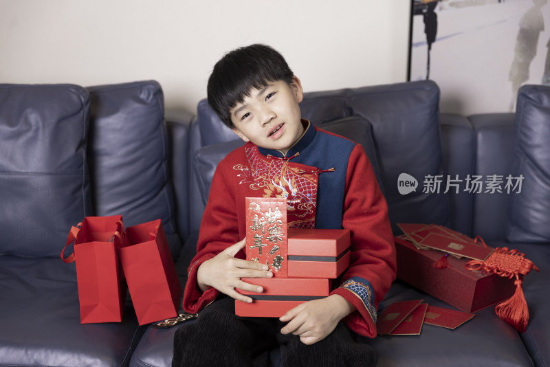 中国小男孩恭贺新年拜年新年礼物