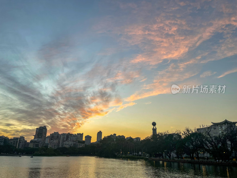 城市湖泊旁的绝美晚霞风景