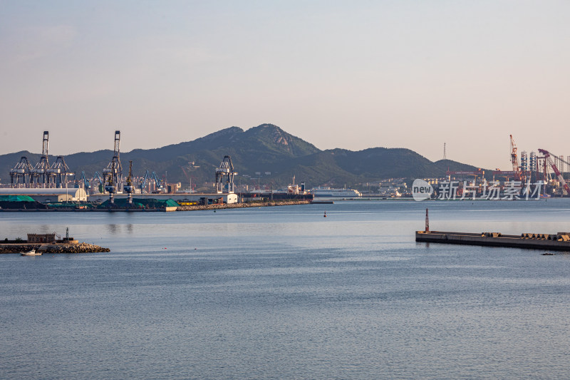 山东烟台山景区海滨风光码头建筑